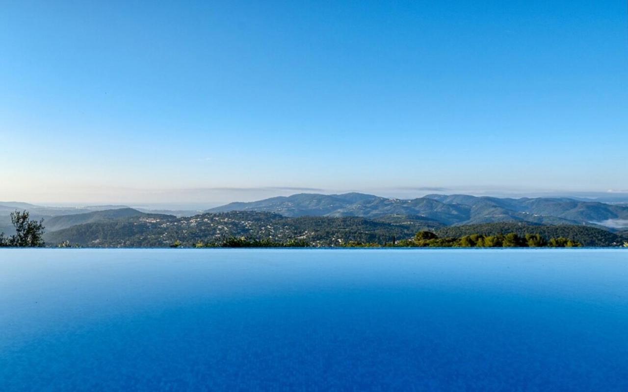 Les Volets Bleus Hotel Spéracèdes Bagian luar foto